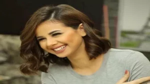 منة عرفة تنشر إطلالات جريئة مختلفة على البحر من إجازتها الصيفية والجمهور يعلق