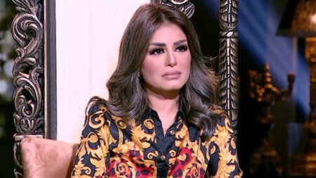 "تناغم بين البرتقالي والأبيض".. منة فضالي بإطلالة صيفية جريئة على اليخت