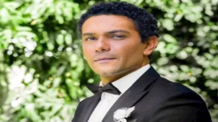 آسر ياسين يشارك جمهوره صورًا من عطلته الصيفية بصحبة شقيقه