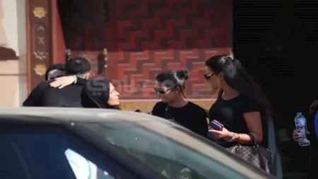 إصابة مخرجة وصدمة الجمهور بسبب روبي.. لقطات من جنازة سامح عبدالعزيز(صور)