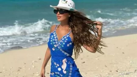 بـ"فستان جريء أمام البحر".. أحدث ظهور لـ مي سليم والجمهور يعلق (صورة)