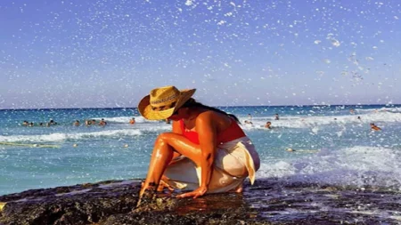 "جريئة".. زينة تستمتع بإجازة الصيف أمام البحر والجمهور يعلق (صور) "جريئة".. زينة تستمتع بإجازة الصيف أمام البحر والجمهور يعلق (صور)