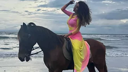 "حصان وبحر وشلال".. رنا رئيس تستمتع بإجازة الصيف أمام أحد الشواطئ