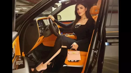 "سيارة فارهة وشنطة باهظة الثمن".. مي عمر تثير الجدل وشيماء سيف تعلق