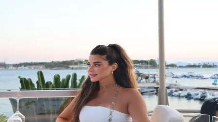 بـ "إطلالة جريئة".. يارا السكري تستمتع بإجازة الصيف والجمهور يعلق