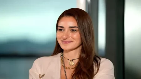 مكياج ناعم وألوان جريئة.. كيف نسقت أمينة خليل أحدث إطلالاتها؟