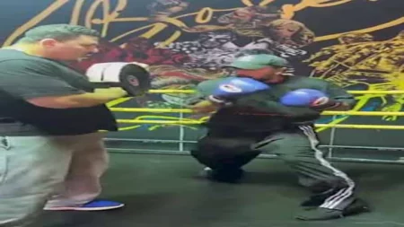 أحمد العوضي يؤدي تمارين شاقة داخل حلبة ملاكمة مع مدربه (صور وفيديو)