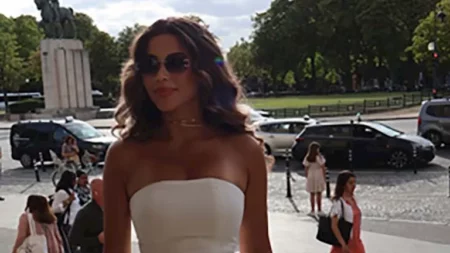 "بفستان أبيض".. أحدث ظهور لـ يارا السكري بشوارع فرنسا (صور)