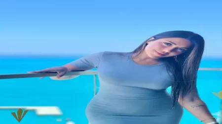 سارة سلامة على البحر بفستان أنيق.. ما وراء اختيار هذا التصميم؟ سارة سلامة على البحر بفستان أنيق.. ما وراء اختيار هذا التصميم؟