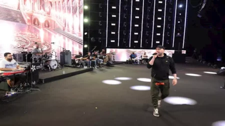 بالصور.. إصابة حسام حبيب بكسر في القدم خلال تحضيراته لحفله الغنائي بموسم جدة