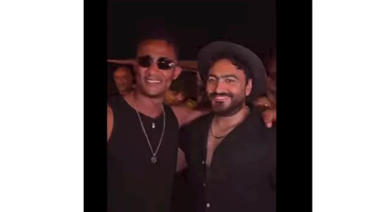 محمد رمضان يعلق على لقائه مع تامر حسني بالساحل الشمالي.. والأخير يرد (صور وفيديو) محمد رمضان يعلق على لقائه مع تامر حسني بالساحل الشمالي.. والأخير يرد (صور وفيديو)