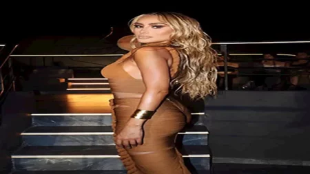 مايا دياب بإطلالة جريئة وتوجه رسالة لجمهورها