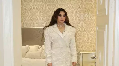 "فستان قصير".. هيفاء وهبي بإطلالة جريئة من حفلها الغنائي في جدة