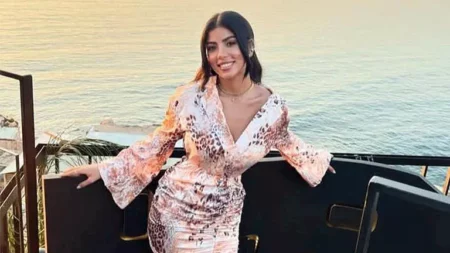 كارولين عزمي تتألق بإطلالة أنثوية صيفية باللون الأبيض