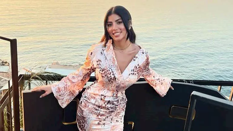 كارولين عزمي تتألق بإطلالة أنثوية صيفية باللون الأبيض كارولين عزمي تتألق بإطلالة أنثوية صيفية باللون الأبيض