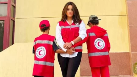 بعد إخفاء ملامحهما.. 10 صور نشرتها زينة مع أولادها