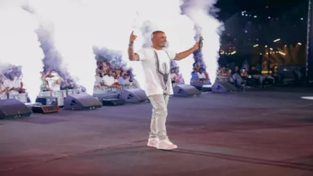 ليلة أسطورية..عمرو دياب يشعل حفل الرياض بأغاني ألبومه الجديد (صور)