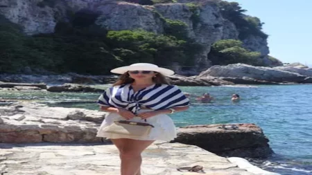 10 صور لـ يارا السكري أثناء قضاء إجازتها الصيفية أمام البحر