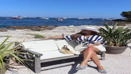 يارا السكري بإطلالة أنيقة.. ما سر ارتدائها قبعة باللون الأبيض؟