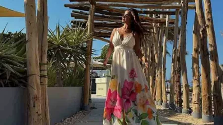 رانيا منصور تخطف الأنظار بإطلالة جريئة بالمصيف.. والجمهور يعلق (صور)