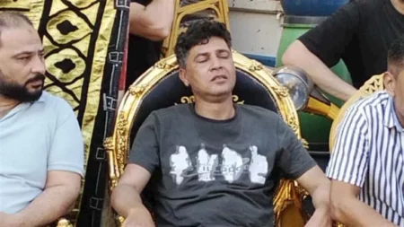 بالصور.. انهيار شقيق المطرب أحمد عامر في العزاء بحضور نجوم الأغنية الشعبية