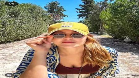 بلمسة من البساطة والجاذبية.. عائشة بن أحمد تخطف الأنظار بإطلالة صيفية