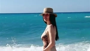 بالصور- نرمين الفقي على البحر والجمهور يعلق:"شباب دائم"