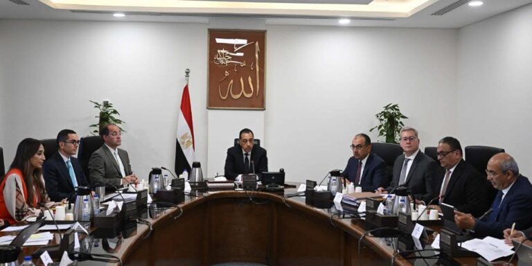 رئيس الوزراء يتابع موقف تنفيذ برنامج الطروحات الحكومية