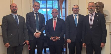 الرقابة المالية تبحث مع بنك إنجلترا ومعهد التأمين الملكي سبل التعاون وتبادل الخبرات