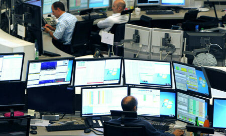 الأسهم الأوروبية تقترب من أعلى مستوى في خمسة أشهر مع ترقب محادثات ترامب وبوتين