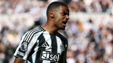 بدون رحمة.. رد فعل ليفربول بعد رفض عرضهم الأول لضم إيزاك بدون رحمة.. رد فعل ليفربول بعد رفض عرضهم الأول لضم إيزاك