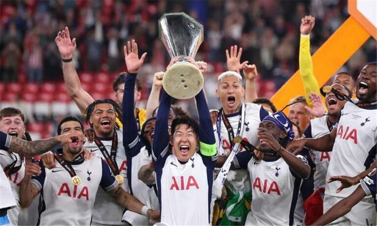 تعلم كرة القدم من والده وتقاسم جائزة مع صلاح.. مشوار مُلهم لمحارب كوريا الجنوبية سون