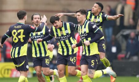 إيفرتون يبدأ محادثات مع مانشستر سيتي لضم لاعبه