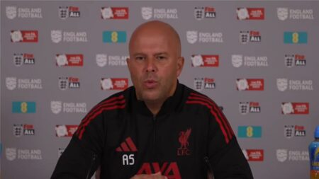 سلوت قبل مباراة الدرع الخيرية: ثنائي ليفربول لديهما فرصة رائعة للعمل مع محمد صلاح سلوت قبل مباراة الدرع الخيرية: ثنائي ليفربول لديهما فرصة رائعة للعمل مع محمد صلاح