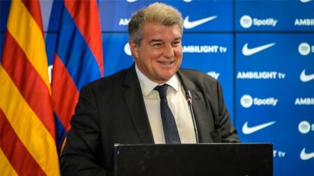 لابورتا يمنح فليك هديتين قبل مباراة برشلونة وريال مايوركا