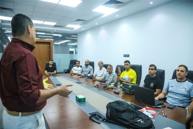 بحضور محمد معروف.. أوسكار رويز يجتمع مع الحكام لتقييم أدائهم في الدوري المصري