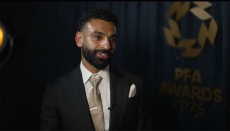بعد تحقيق إنجاز لاعب العام.. محمد صلاح يكشف عن مكان غريب لجوائزه الفردية بعد تحقيق إنجاز لاعب العام.. محمد صلاح يكشف عن مكان غريب لجوائزه الفردية