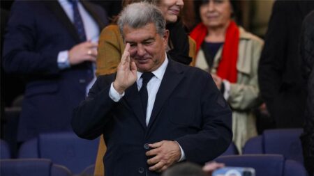 برشلونة يواجه أزمة معقدة قبل نهاية موسم الانتقالات الصيفي برشلونة يواجه أزمة معقدة قبل نهاية موسم الانتقالات الصيفي