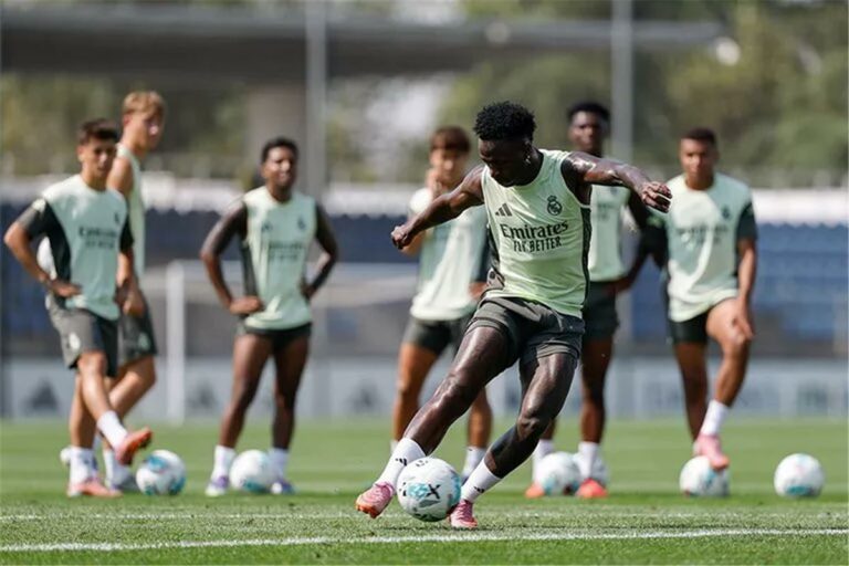 ألونسو: لست قلقاً من منافسة برشلونة.. وتحدثت مع رودريجو حول مستقبله معنا ألونسو: لست قلقاً من منافسة برشلونة.. وتحدثت مع رودريجو حول مستقبله معنا