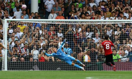 فيديو | برونو يهدر ضربة جزاء.. مانشستر يونايتد يتعثر أمام فولهام بالدوري الإنجليزي
