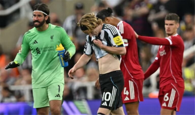جوردون يوجه رسالة لـ فان دايك بعد واقعة طرده في مباراة ليفربول ونيوكاسل جوردون يوجه رسالة لـ فان دايك بعد واقعة طرده في مباراة ليفربول ونيوكاسل