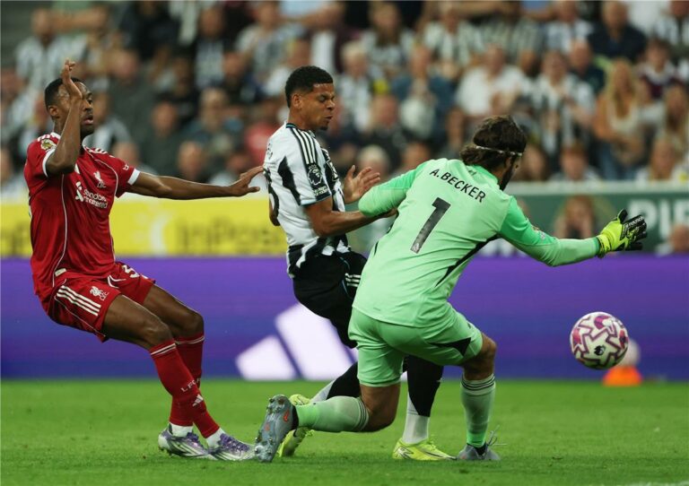 فيديو | المباراة تشتعل.. أوسولا يسجل هدف تعادل نيوكاسل أمام ليفربول