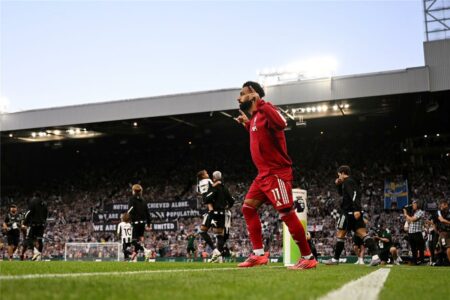 فيديو | رد فعل غريب من محمد صلاح بسبب تصرف لاعب ليفربول أمام نيوكاسل