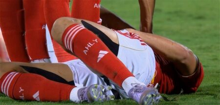 لاعب الأهلي يغادر مباراة بيراميدز بسبب الإصابة لاعب الأهلي يغادر مباراة بيراميدز بسبب الإصابة
