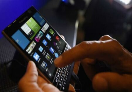 هل يراقبك فيسبوك ويكشف أسرارك دون علمك؟ خبير يوضح