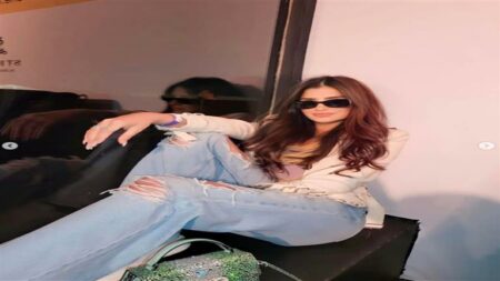 بقصة "الأوف شولدر".. 10 صور لـ مي عمر بإطلالة ملكية