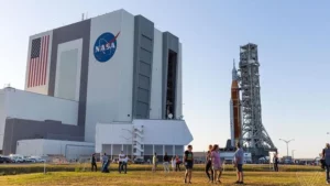وكالة ناسا تنصب صاروخها لإطلاق رحلة مأهولة إلى مدار القمر