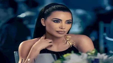 نفد من الأسواق بعد يوم واحد.. كيم كارداشيان تثير الجدل بإطلاق مشد للوجه نفد من الأسواق بعد يوم واحد.. كيم كارداشيان تثير الجدل بإطلاق مشد للوجه