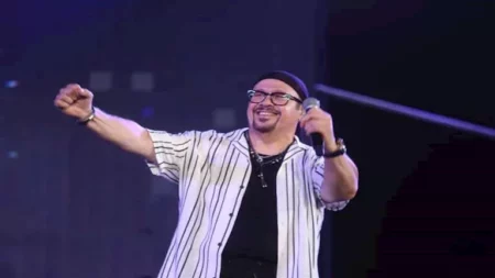 بالصور| هشام عباس وفريق "وسط البلد" يتألقان في حفل صيف الأوبرا بالإسكندرية