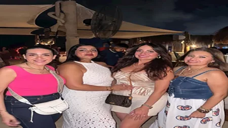 نرمين الفقي تظهر بالـ"شورت" بصحبة صديقاتها والجمهور يغازلها (صور)